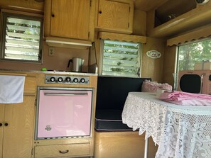Private kitchen - Cozy vintage camper in serene Caldwell (Caldwell)