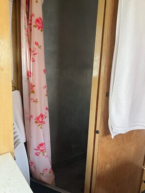 Towels, soap, toilet paper - Cozy vintage camper in serene Caldwell (Caldwell)