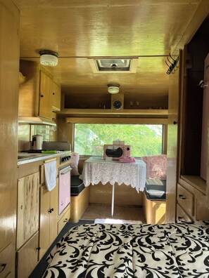 Bed sheets - Cozy vintage camper in serene Caldwell (Caldwell)