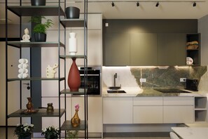 Réfrigérateur, un four, surface de cuisson, lave-vaisselle