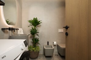 Shower, hair dryer, bidet, shampoo - EE Homes - Curated Design & Skyline Views (Tiranë)