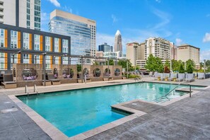 Utomhuspool och uppvärmd pool