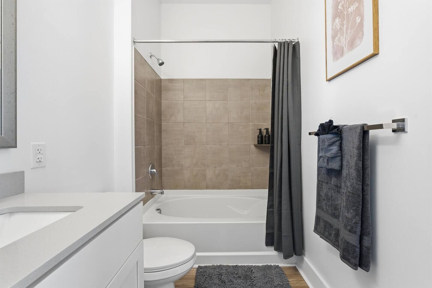 Une salle de bain moderne équipée d’une baignoire, de toilettes et d’un espace douche.