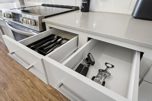 Fridge, microwave, oven, stovetop - Carolina Horizon - Pool, City Views, Free Parking (Charlotte)