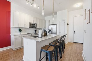 Kylskåp, mikrovågsugn, ugn och spishäll