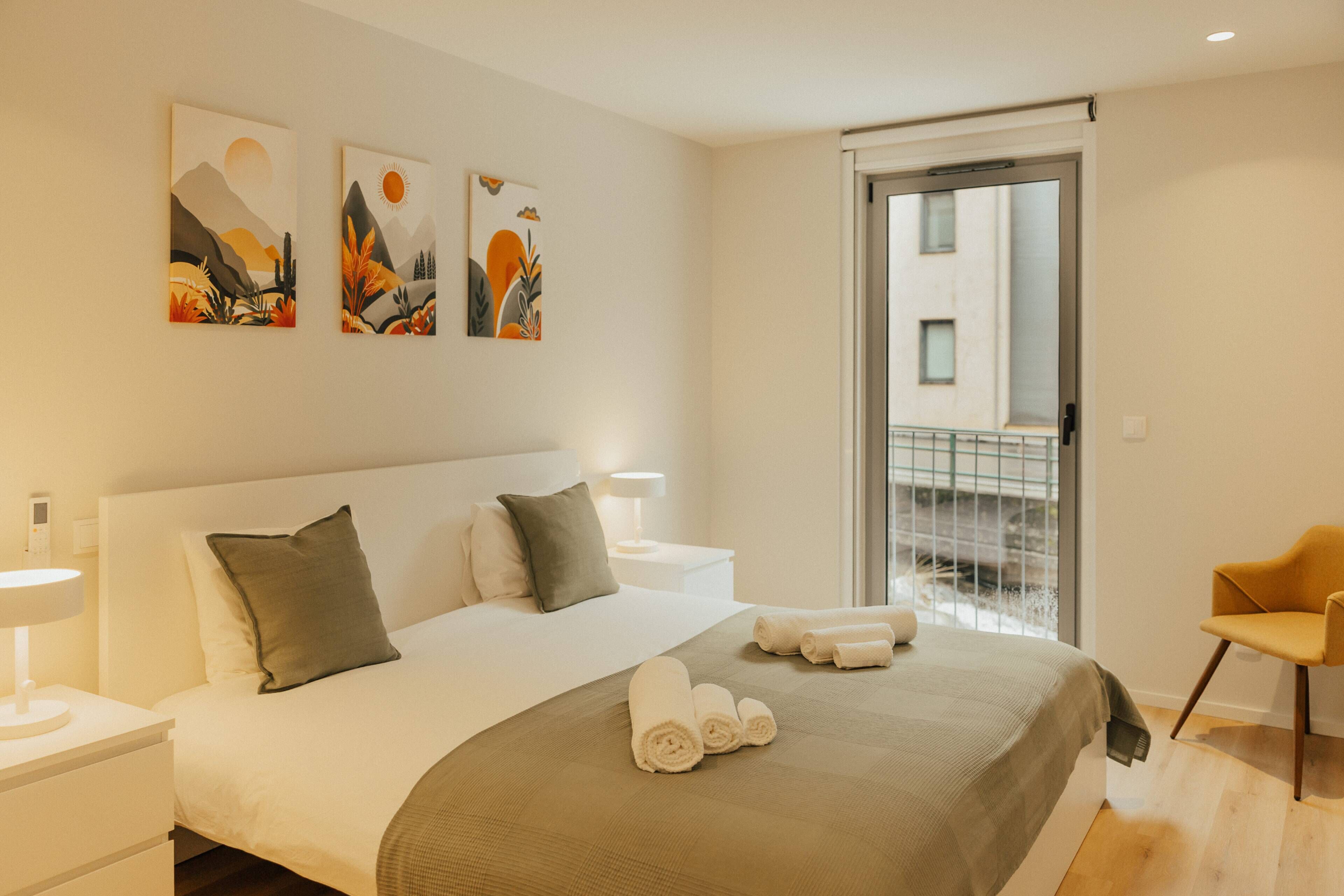 3 bedrooms, iron/ironing board, internet, bed sheets