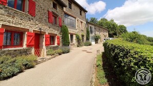 A stone building with red shutters and a paved pathway. - Gîte de Font Bénite 2 - SAINT-ANDRÉ-LA-CÔTE (SAINT-ANDRÉ-LA-CÔTE)