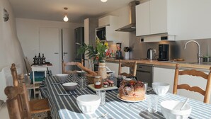 A modern kitchen with a dining area. - Gîte de Font Bénite 2 - SAINT-ANDRÉ-LA-CÔTE (SAINT-ANDRÉ-LA-CÔTE)