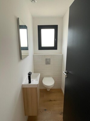 مجففات شعر، مناشف، صابون، ورق حمّام