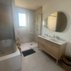 Haartrockner, Handtücher, Seife, Toilettenpapier