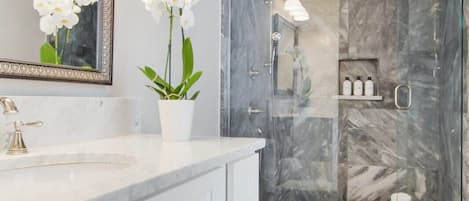 Douche, séchoir à cheveux, serviettes fournies, shampooing
