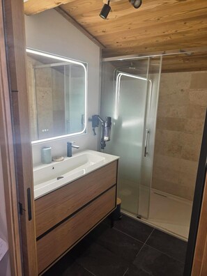 Douche, sèche-cheveux, serviettes fournies, papier toilette