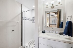 Shower, hair dryer, towels, shampoo - Peaceful Prescott Retreat Near Whiskey Row! (Prescott)