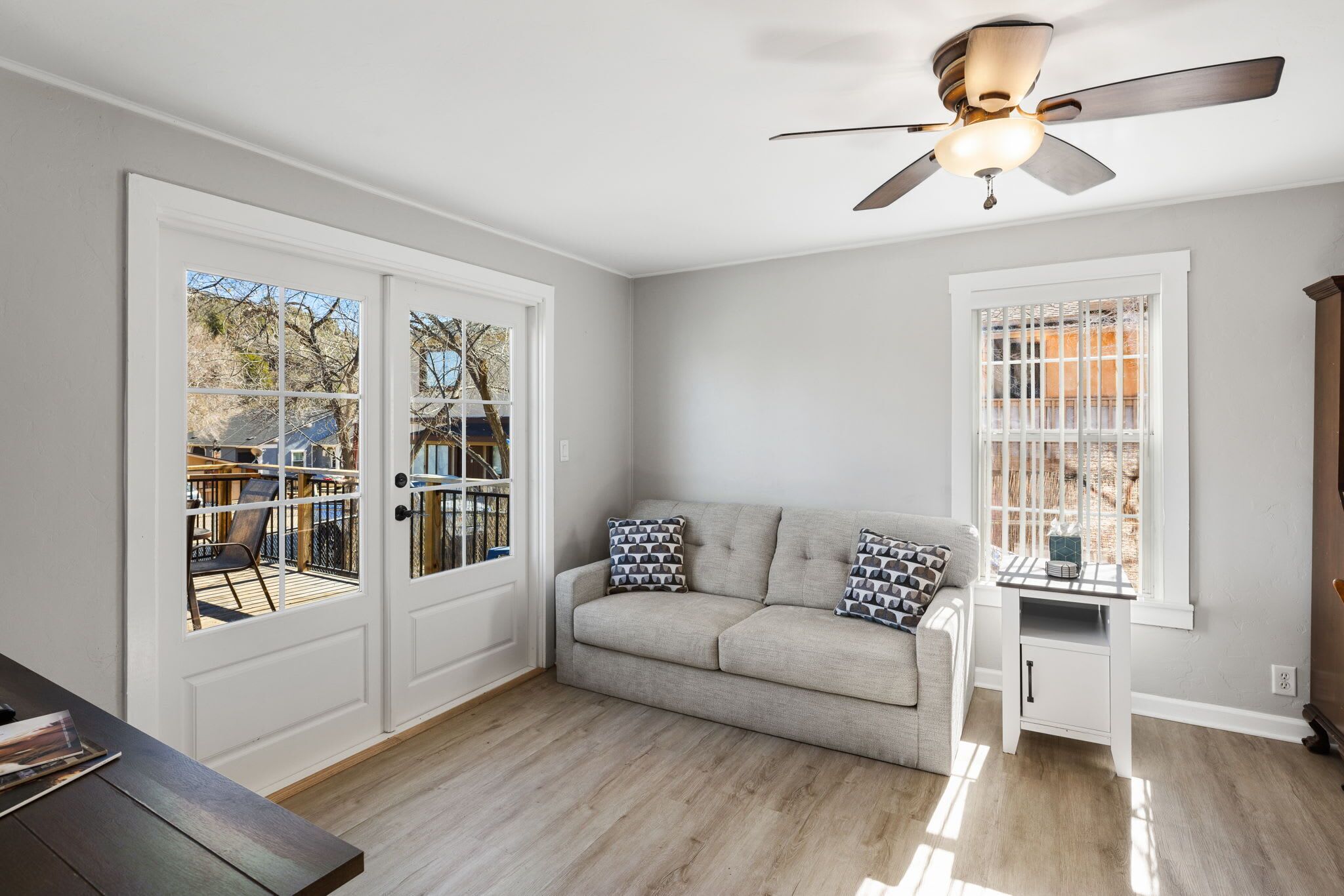 Télévision, cheminée, espaces bureaux