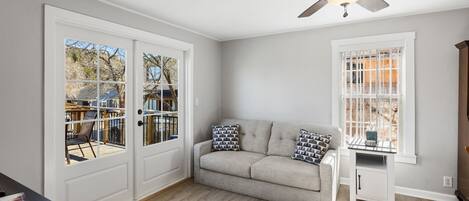 Télévision, cheminée, espaces bureaux