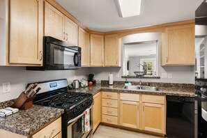 Fridge, microwave, oven, stovetop - Peaceful Prescott Retreat Near Whiskey Row! (Prescott)