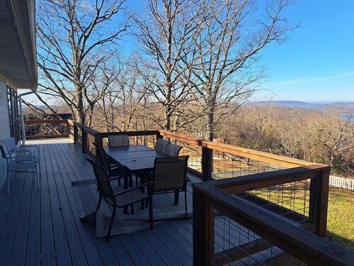 Majestic Mountain, spacious home close to Eureka Springs, Lake view!!!