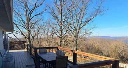 Majestic Mountain, spacious home close to Eureka Springs, Lake view!!!