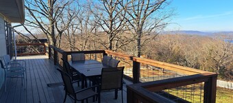 Majestic Mountain, spacious home close to Eureka Springs, Lake view!!!