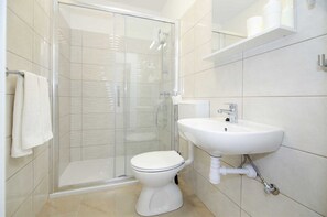 Regadera, secadora de cabello, toallas 