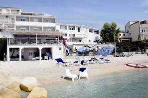 On the beach - Beachfront Villa Victoris – Private Sunbeds (Podstrana)