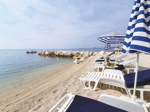 On the beach - Beachfront Villa Victoris – Private Sunbeds (Podstrana)