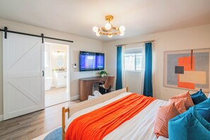4 bedrooms, desk, iron/ironing board, travel cot - Old Town Oasis | Heated Pool | MiniGolf (Scottsdale)