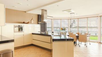 Microwave, oven, dishwasher, coffee/tea maker