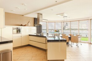 Four à micro-ondes, un four, lave-vaisselle, cafetière-théière