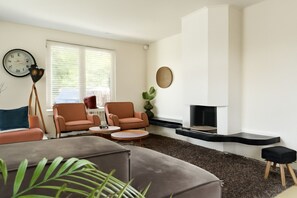 Interior - 14P 6B Riverfront Villa with Jacuzzi, Dock & Gameroom (Vuren)