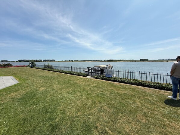 Property grounds - 14P 6B Riverfront Villa with Jacuzzi, Dock & Gameroom (Vuren)