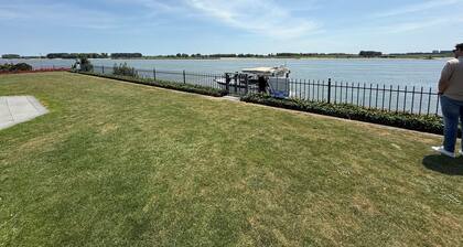 14P 6B Riverfront Villa with Jacuzzi, Dock & Gameroom