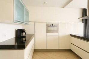 Microwave, oven, dishwasher, coffee/tea maker - 14P 6B Riverfront Villa with Jacuzzi, Dock & Gameroom (Vuren)