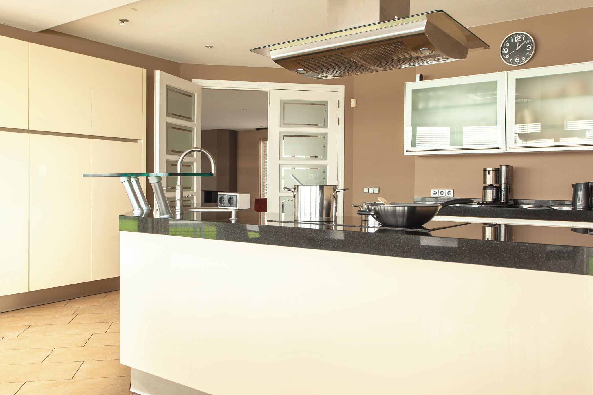 Een magnetron, een oven, een vaatwasser