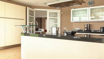 Een magnetron, een oven, een vaatwasser