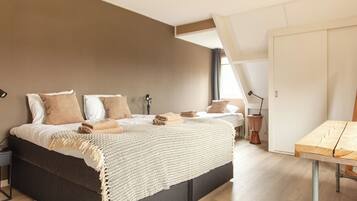 6 bedrooms, iron/ironing board, free WiFi, bed sheets