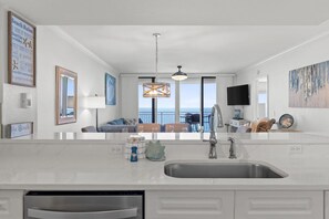 Condo, varias camas (Emerald Beach 1736) | Interior