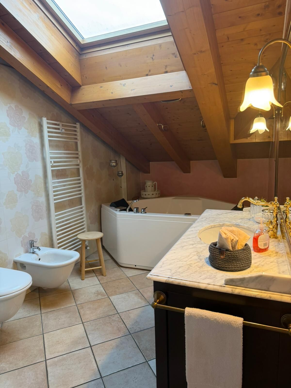 Baignoire à jets, sèche-cheveux, bidet, serviettes fournies