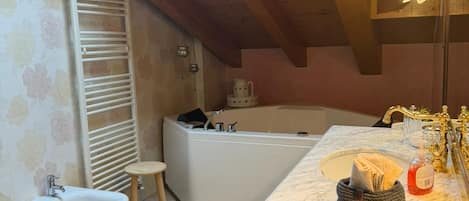 Jetted tub, hair dryer, bidet, towels