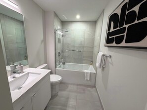Shower, hair dryer, shampoo - Waterfront 1 BR with 6 appliances and huge patio (Halifax)