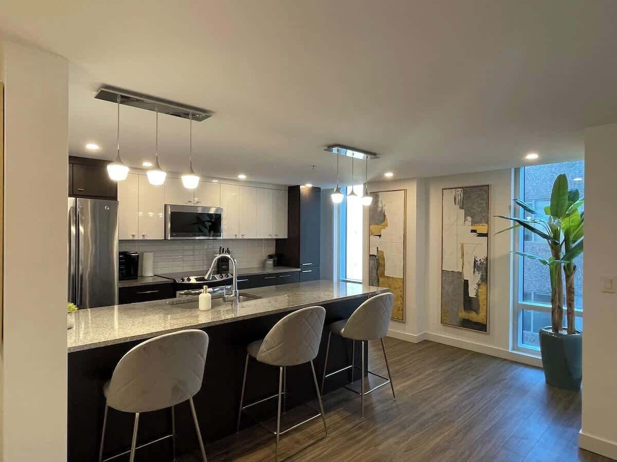 Kjøleskap, mikrobølgeovn, ovn og kokeplater