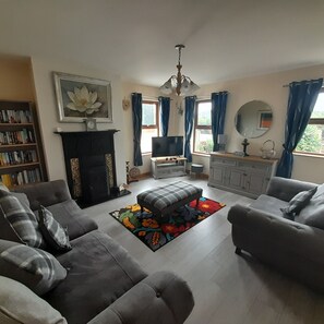 Smart TV, fireplace, video games, table football - Oaktree Manor at the foot of the Mourne Mountains, games rooms & pet friendly (Ballyward)