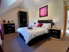 4 bedrooms, iron/ironing board, travel cot, free WiFi - Oaktree Manor at the foot of the Mourne Mountains, games rooms & pet friendly (Ballyward)