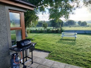 Outdoor dining - Oaktree Manor at the foot of the Mourne Mountains, games rooms & pet friendly (Ballyward)
