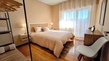 3 habitaciones, tabla de planchar con plancha y cuna de viaje