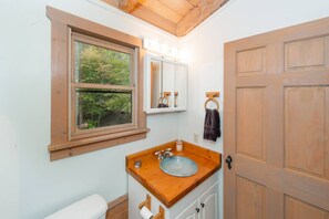 Regadera, tina de hidromasaje, secadora de cabello, toallas 