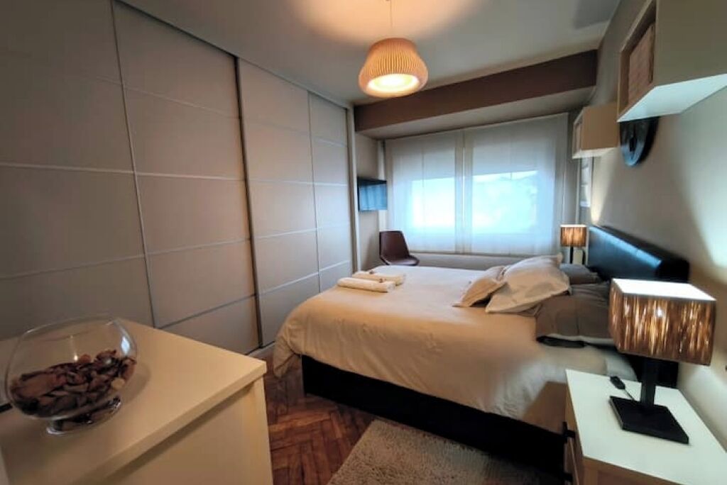 3 habitaciones, tabla de planchar con plancha, wifi y ropa de cama 