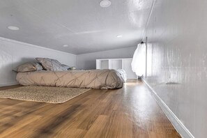 1 室のベッドルーム、デスク、WiFi (無料)、ベッドシーツ