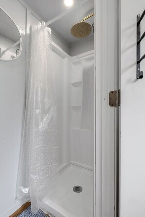 Dusj, håndklær, såpe og sjampo