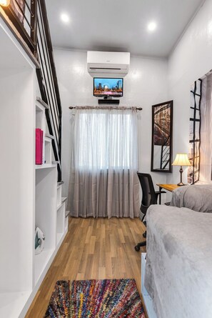 1 soverom, skrivebord, wi-fi (inkludert) og sengetøy